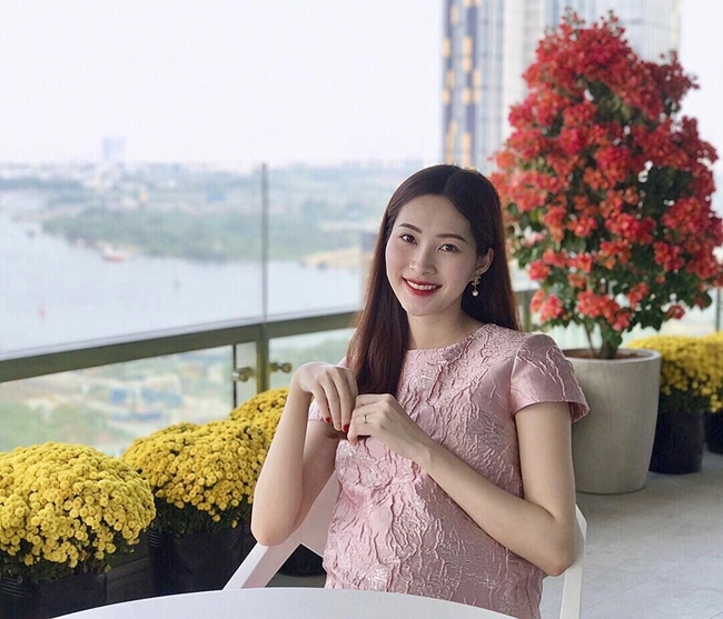 Ngày 20.3 vừa qua, Hoa hậu Đặng Thu Thảo được cho là đã sinh con gái đầu lòng tại một bệnh viện ở Tp. Hồ Chí Minh. Nhiều người hâm mộ và bạn bè đã gửi lời chúc mừng tới người đẹp.