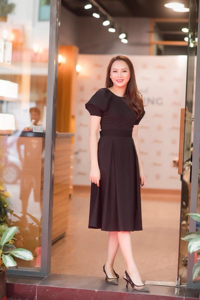 Giống cô bạn thân Phan Như Thảo, sau khi kết hôn, chân dài quê Tiền Giang đã lui về hậu trường. Tháng 10.2017, cô mở một tiệm làm tóc ở Hà Nội .