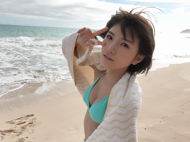 Ca sĩ Nana Okada nhóm AKB48 cũng không kém cạnh khi diện bikini chụp hình cho một tạp chí Nhật Bản.