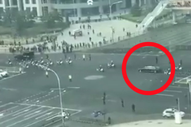 Video: Đoàn xe chở Kim Jong-un lăn bánh trên đường phố Bắc Kinh? - 1