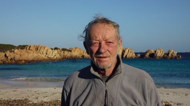 Ông Mauro Morandi (ảnh), 79 tuổi, sống một mình trên đảo năm 1989. “Từng là một đứa trẻ cứng đầu. Tôi đã bỏ khỏi nhà lần đầu tiên khi mới 9 tuổi”, cư dân duy nhất trên đảo Budelli cho biết.