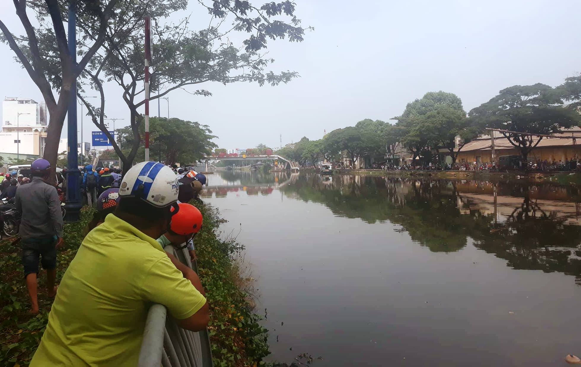 Thấy người đàn ông nhảy xuống kênh đen, cả trăm người vây kín theo dõi - 1