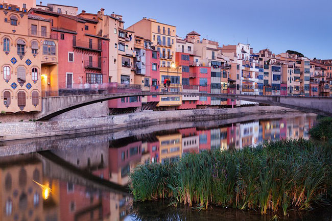 Girona: Girona là điểm nhấn của vùng phía bắc của Catalonia kể từ khi là một phần của Đế chế La Mã. Sự giàu có của nó trong thời trung cổ đã tạo ra nhiều tòa nhà kiểu Romanesque và Gothic rất ấn tượng. 