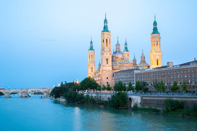 Zaragoza: Nằm trên sông Ebro, Zaragoza là một thành phố lớn và nhộn nhịp và là thủ phủ của vùng Aragon. Với lịch sử lâu đời &#40;từ năm 25 trước Công nguyên&#41;, thành phố tự hào có các điểm tham quan kiến ​​trúc nổi tiếng mọi thời đại, từ những bức tường La Mã còn sót lại đến lâu đài Aljaferia của Moorish.