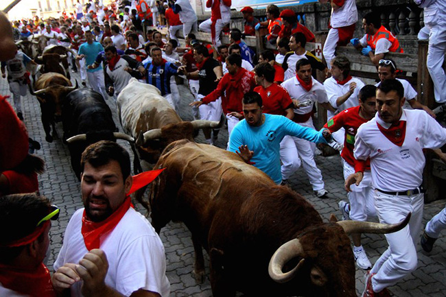 Pamplona: Một thành phố lớn ở Navarra, Pamplona nổi tiếng với lễ hội bò tót San Fermin hằng năm diễn ra vào tháng 7. Với trung tâm thành phố có từ thời trung cổ đẹp tuyệt vời, bảo tàng đẳng cấp thế giới và nhà thờ lịch sử... Đây cũng là một trong những thành phố hút khách du lịch nhất châu Âu.