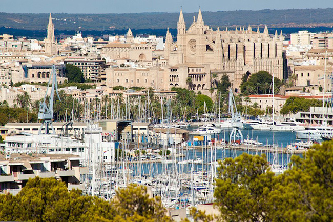 Palma de Mallorca: Palma là thủ phủ của Quần đảo Balearic của Tây Ban Nha, là thành phố chính của hòn đảo Mallorca trên Địa Trung Hải. Palma de Mallorca đã trở thành một điểm đến du lịch từ những năm 1950 khi các khu nghỉ dưỡng, nhà hàng và câu lạc bộ đêm đã được thêm vào các điểm tham quan lịch sử của thành phố. La Seu, một nhà thờ Gothic Catalan, có mái vòm bằng sắt do Antoni Gaudi thiết kế, là nơi thu hút nhiều du khách đến với thành phố.