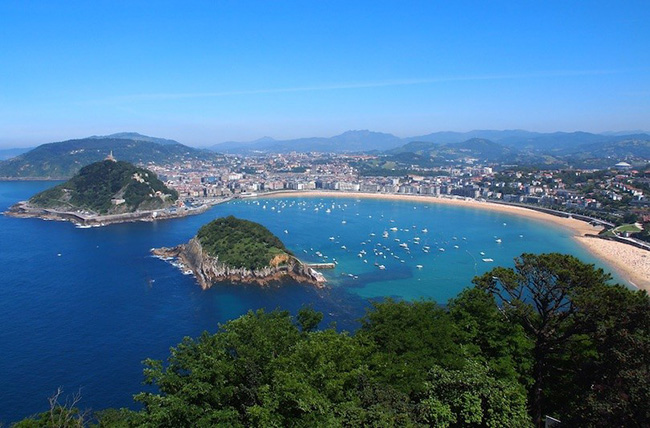 San Sebastián: San Sebastián nằm ở bang Basque,&nbsp;Tây Bắc Tây Ban Nha, ngoài khơi bờ vịnh Biscay. Sự thu hút nổi tiếng nhất của thành phố là La Concha, một trong những bãi biển đẹp nhất thế giới. San Sebastián là&nbsp;điểm đến phổ biến cho du khách tìm kiếm niềm vui dưới ánh nắng mặt trời.