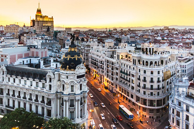 Madrid: Thủ đô của Tây Ban Nha, Madrid nhộn nhịp với vô số hoạt động từ bình minh đến nửa đêm. Dù đi dạo trên Plaza Mayor có từ thế kỷ 17, hoặc đi lang thang qua khu vườn Buen Retiro… đều khiến du khách cảm thấy mãn nguyện. Lịch sử của Madrid như được dệt thành vải trong cuộc sống hằng ngày ở thành phố hướng ngoại này.