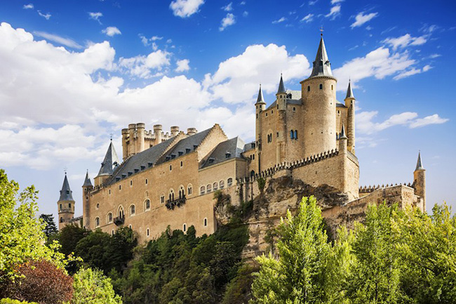 Segovia: Từ lâu đài cổ tích trên đỉnh đồi, nơi Isabella được trao vương miện của Castile cho đến các con đường từ thời La Mã của thế kỷ thứ nhất trải dài từ Khu Phố Cổ đến Dãy núi Sierra de Guadarrama. Các điểm tham quan của Segovia thực sự là những di tích lịch sử tuyệt vời.