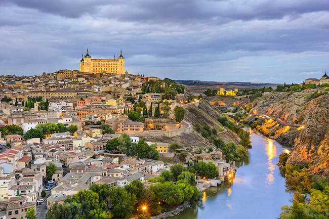 Toledo: Toledo đã từng là pháo đài tự nhiên cho hàng loạt nhà cai trị La Mã, Visigoth, Hồi giáo và Thiên chúa giáo. Bị lạc trong khu phố cổ ở Toledo là một trong những nét quyến rũ tuyệt vời của một chuyến đi đến thành phố thời Trung cổ này. Trong số những điểm tham quan hấp dẫn của Toledo là Nhà thờ lớn, một cấu trúc rực rỡ được trang trí bằng vàng, và Bảo tàng El Greco, ngôi nhà nghệ thuật với nhiều bức tranh nổi tiếng.