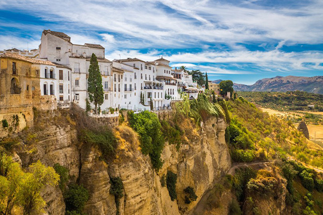 Ronda: Nằm trên những vách núi hiểm trở Ronda là một trong những thành phố lâu đời nhất ở Tây Ban Nha. Vị trí gần như bất khả xâm phạm đã làm cho nó trở thành căn cứ chống lại quân đội Công giáo vào những năm 1400.