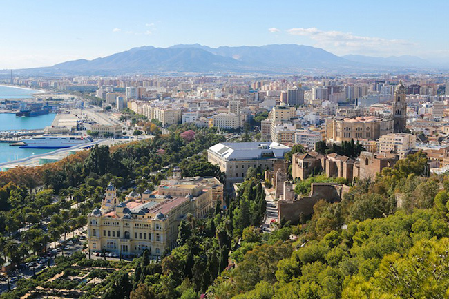 Málaga: Là thành phố lớn nhất trên Costa del Sol, Málaga có các bãi biển, các di tích lịch sử, khu mua sắm hoàn hảo và khung cảnh tuyệt đẹp dọc theo bờ biển. Thành phố luôn rực rỡ với ánh mặt trời lấp lánh và cát trắng, với rất nhiều công trình xây dựng mới, cũng như các khách sạn và các cơ sở phục vụ khách du lịch.