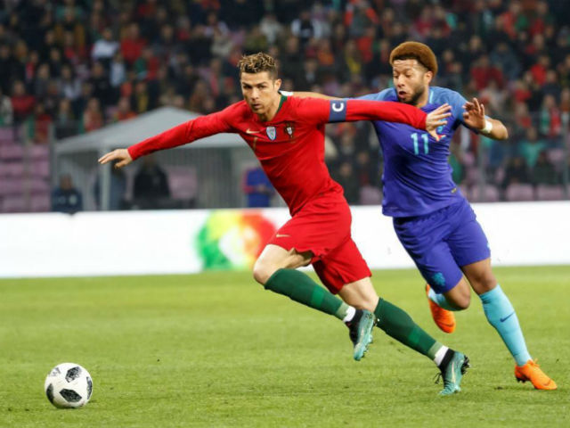 Depay “nhảy múa” ghi bàn, Ronaldo bất lực 2 lần đòi penalty