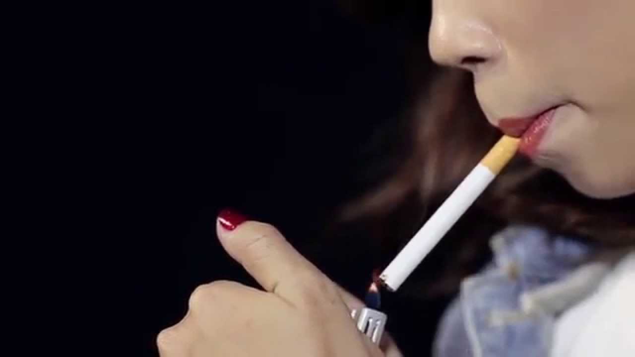 Nữ sinh bị phạt tiền vì lén hút thuốc trên tàu bay - 1