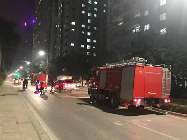 HN: Cháy ở khu chung cư, dân nháo nhào tháo chạy trong đêm