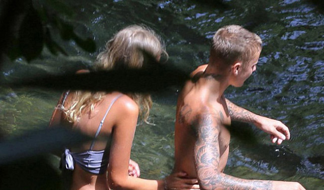 Trong chuyến đi chơi Hawaii, Sahara Ray và Justin Bieber bị bắt gặp trong tình trạng khá thiên nhiên.