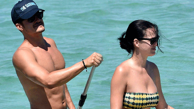 Orlando Bloom bị paparazzi chụp được cảnh không mặc gì khi chèo thuyền bên bạn gái - nữ ca sĩ Katy Perry.
