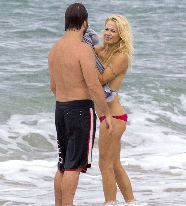 Ngôi sao Pamela Anderson có kỳ nghỉ trên biển Biarritz của Pháp với bạn trai Rick Salomon. Trong kỳ nghỉ này, cựu siêu mẫu kiêm diễn viên này để lộ sở thích khác biệt khi tắm biển trong trạng thái ngực trần.
