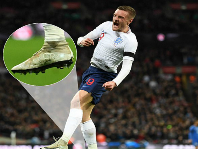 ”Sát thủ” tuyển Anh “bung lụa”, giải hạn bàn thắng nhờ đi giày Ronaldo
