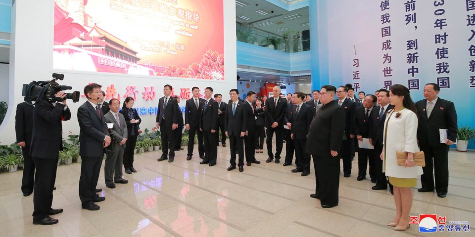 Vẻ đẹp “hớp hồn” cư dân mạng Trung Quốc của vợ Kim Jong-un - 3