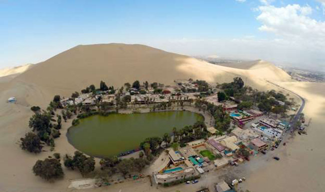 Ốc đảo Huacachina, Peru: Ốc đảo này nằm trong khu vực Ica của Peru với dân cư chỉ vài trăm người. Ốc đảo phục vụ như một khu nghỉ mát cho người dân địa phương và đã trở thành một điểm đến hấp dẫn cho khách du lịch.