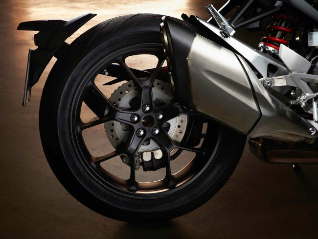 Bánh sau và ống xả đậm chất nam tính của Honda CB1000R. Giảm xóc sau loại Showa với cuộn màu đỏ nihnf như trên dòng siêu xe, kết hợp với cánh tay trục đơn giúp xe vững vàng hơn hẳn. Ảnh: Motorcyclenews