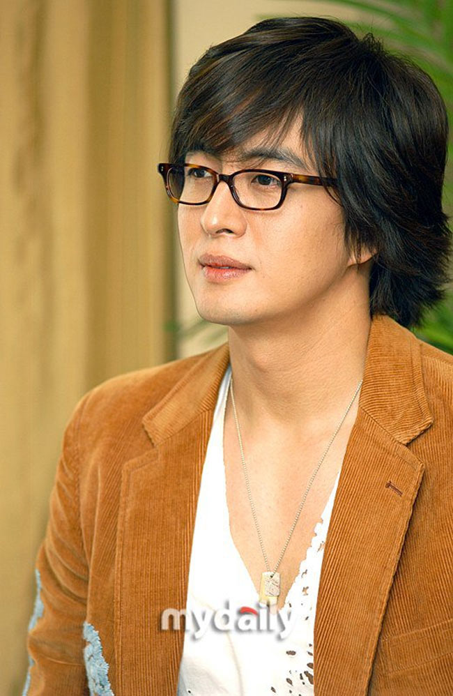 Bae Yong Joon – ông hoàng màn ảnh Hàn cuốn hút nhờ nụ cười tỏa nắng và thân hình cực kỳ cường tráng.