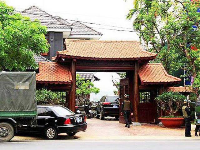 Khám xét biệt thự gỗ của 'đại gia' nghi liên quan vụ nổ súng ở Kon Tum