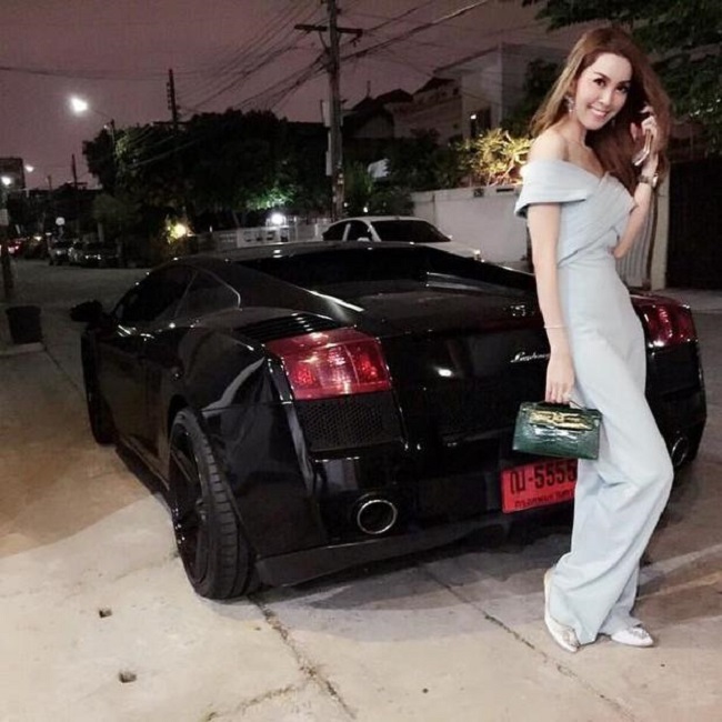Chiếc siêu xe màu đen này của cô cũng trị giá hàng chục triệu baht Thái. 