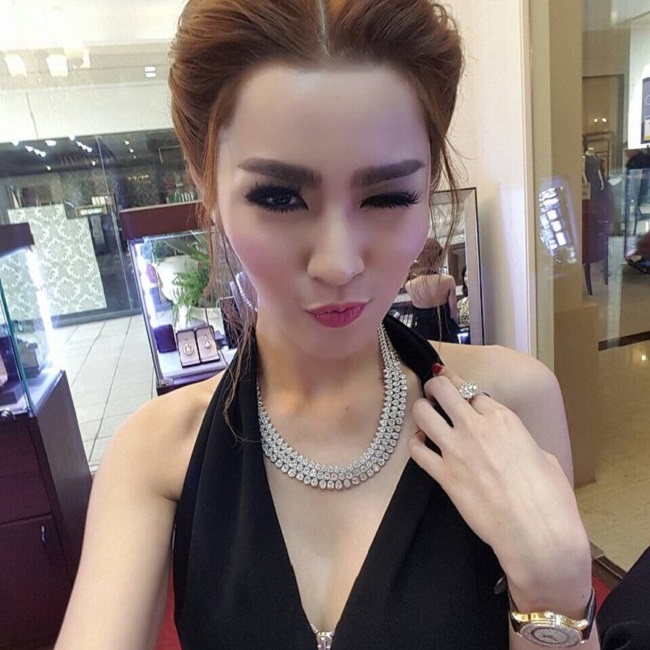 Cận cảnh bộ trang sức kim cương đắt đỏ của chân dài Thái Lan. 