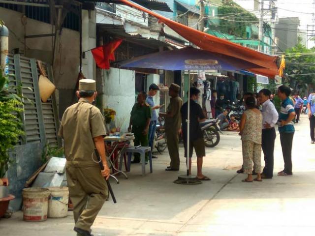 Kiểm tra hiện trường vụ thảm sát 5 người trong gia đình ở Sài Gòn