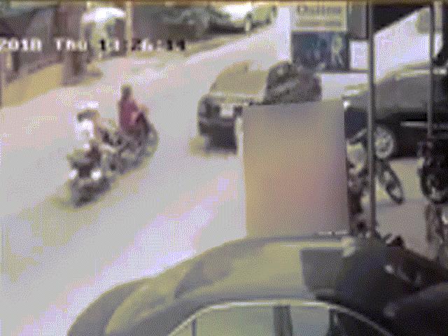 Clip: Tài xế xe tải đánh lái “thần thánh” cứu sống 2 cô gái trong tích tắc