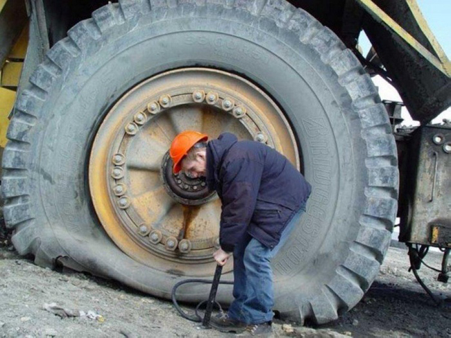 Chờ tôi bơm xong cái lốp rồi mình đi làm nhé.