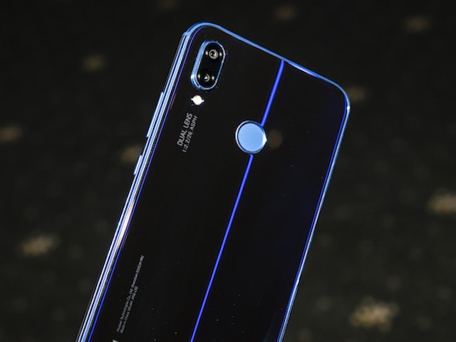 Ảnh thực tế Huawei Nova 3e: Màn hình tai thỏ, mặt lưng lấp lánh