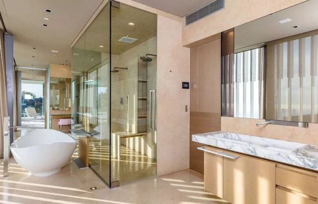 Phòng tắm được chia làm 3 gian riêng biệt: khu đặt bồn tắm, khu rửa tay và khu vệ sinh.