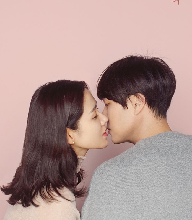 Cách đây ít ngày, bộ phim điện ảnh Be with you  do So Ji Sub và Son Ye Jin đóng chính đã tạo nên cơn sốt ở các phòng vé tại Hàn Quốc bởi những khung cảnh lãng mạn, ngọt ngào do cặp đôi này thể hiện.