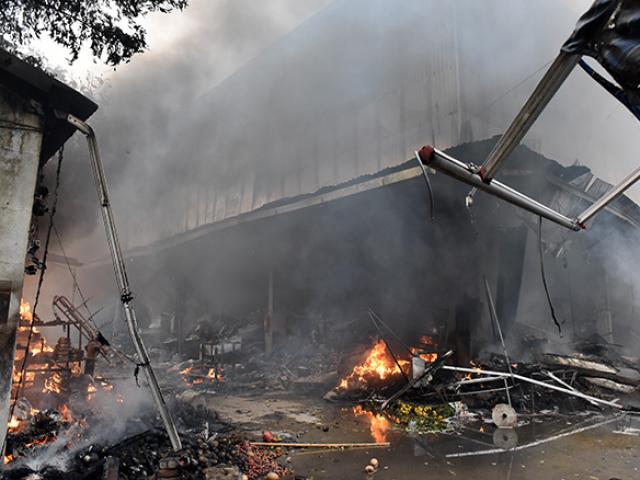 Clip: Khói lửa ”nuốt chửng” cả khu chợ ở Hà Nội