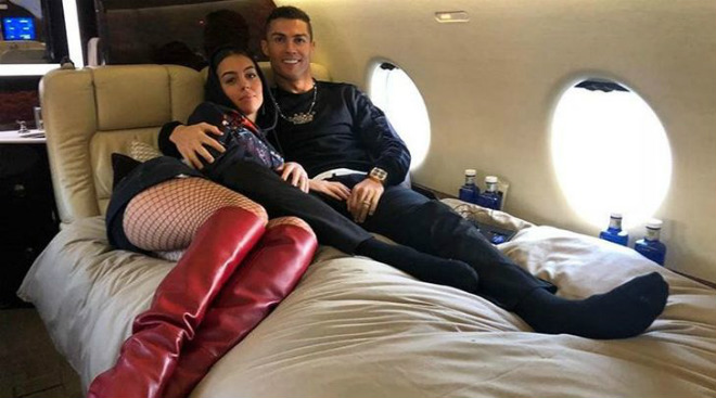 Ronaldo đón năm mới: Nhận quà đặc biệt, lên tiếng vụ hiếp dâm mỹ nữ - 2