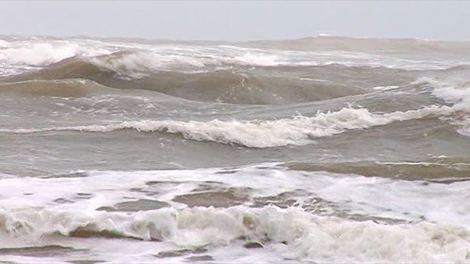 Chạy tránh bão số 1, 2 người bị sóng đánh văng xuống biển - 1
