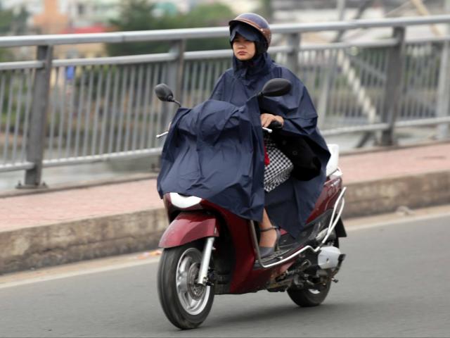 Sài Gòn se lạnh, người dân mặc áo mưa đi làm ngày đầu năm
