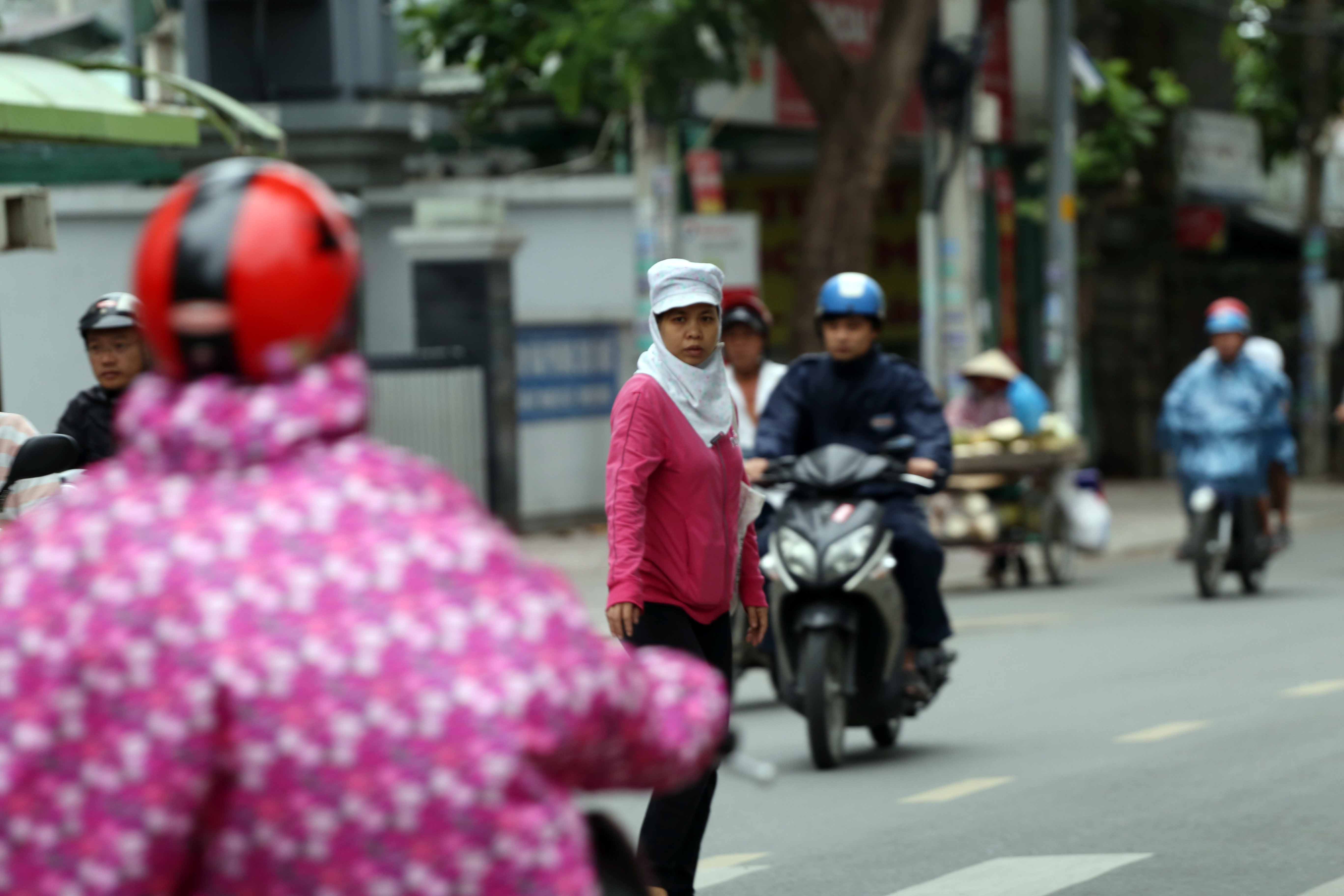 Sài Gòn se lạnh, người dân mặc áo mưa đi làm ngày đầu năm - 3