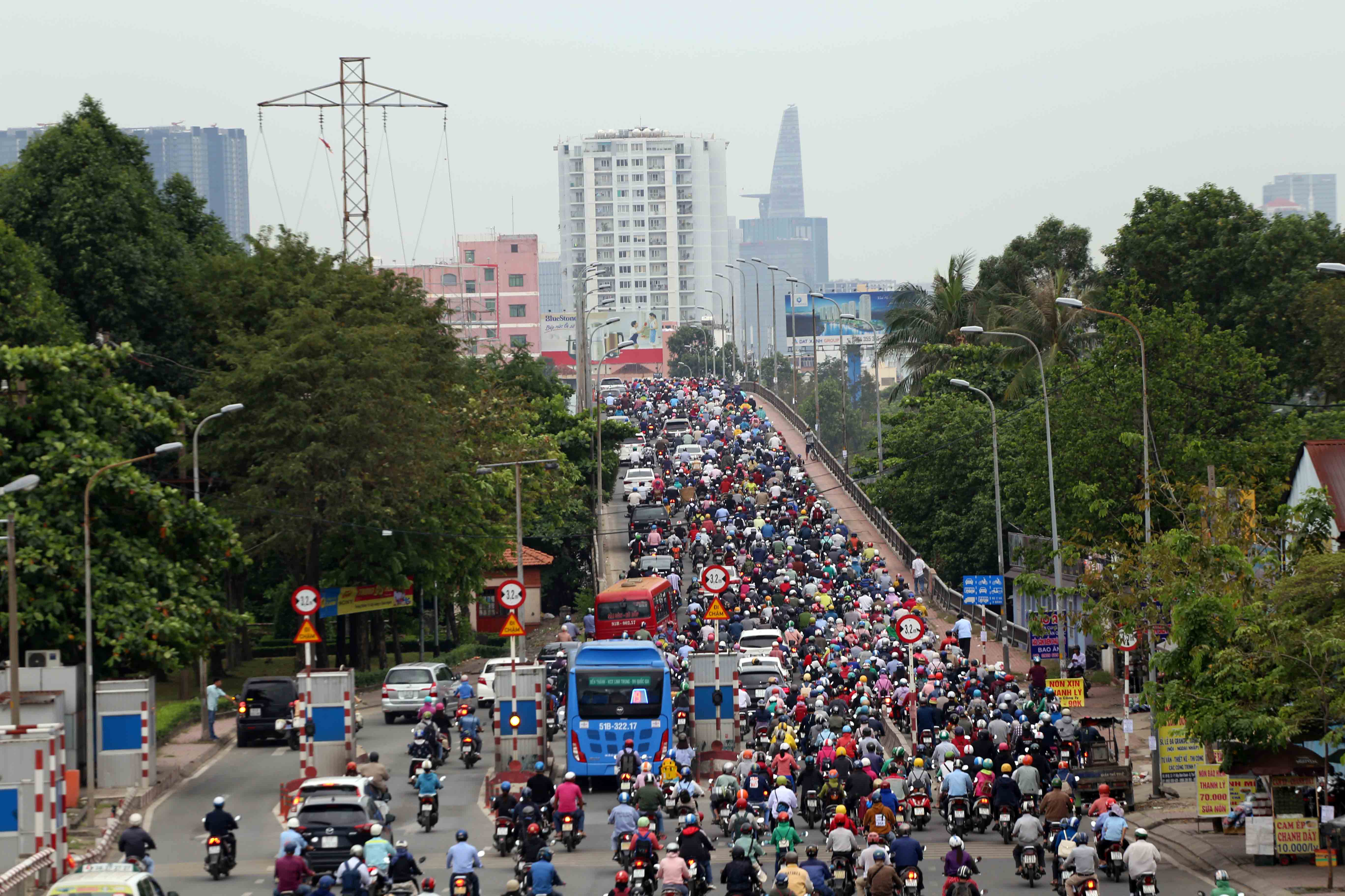 Sài Gòn se lạnh, người dân mặc áo mưa đi làm ngày đầu năm - 10