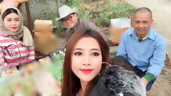 Trên trang cá nhân, Thanh Hằng chia sẻ hình ảnh hậu trường trong "Đại gia chân đất" 2019 cùng NSND Trung Hiếu, đạo diễn Trần Bình Trọng và diễn viên Thanh Tú.