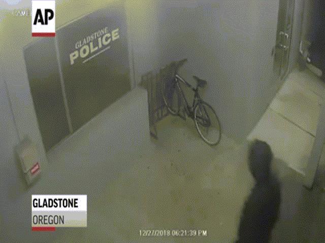 Tên trộm ngốc và liều ”nhất quả đất”: Trộm xe đạp ngay trước mũi cảnh sát