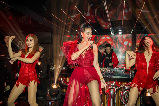 Trong đêm nhạc "Lừa dối" diễn ra tại Hà Nội vào tối ngày cuối năm 2018 vừa qua, nữ ca sĩ Maya bất chấp thời tiết giá lạnh vẫn diện trang phục jumpsuit.
