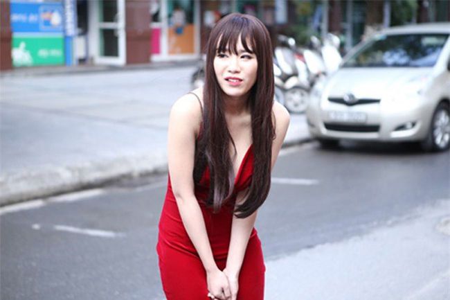 Hot girl Linh Miu co ro trong tiết trời mùa đông khi tham gia ghi hình cho một phim ngắn hồi đầu năm 2016.