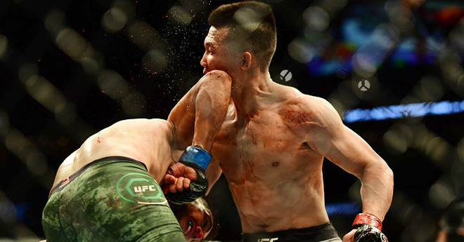 5 cú knock-out rùng mình UFC: &#34;Zombie Hàn Quốc&#34; đổ gục vì dính chỏ - 1