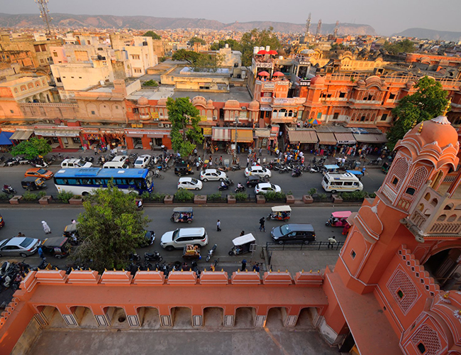 Jaipur là thủ phủ của bang Rajasthan ở phía tây bắc Ấn Độ, được biết đến với kiến trúc màu hồng và cung điện hoàng gia xa hoa
