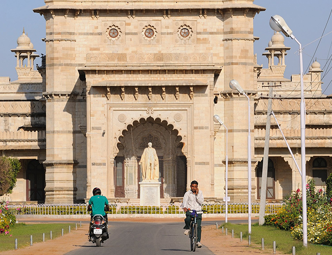 Năm 4 tuổi, Singh rời Jaipur để đến trường nội trú tại Mayo College ở Ajmer, một ngôi trường danh tiếng. &#34;Trường nội trú của tôi định hình tính cách của tôi&#34;, Singh nói với tạp chí Week. &#34;Đó là một cuộc sống khó khăn với kỷ luật nghiêm ngặt và không xa xỉ.&#34;