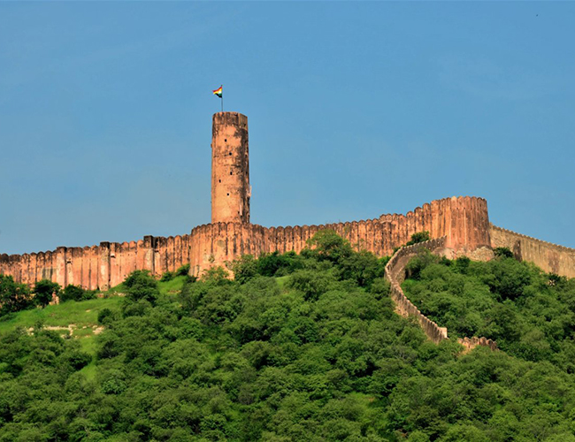 Ngoài dinh thự City Palace, gia đình hoàng gia Jaipur còn sở hữu pháo đài Jaigarh, một phần của Cung điện Amber